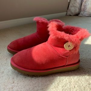 UGG mini Bailey Button cranberry used good cond